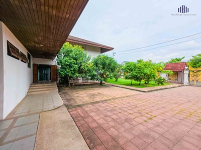 ขายด่วน! บ้านหลังใหญ่ พร้อมสระว่ายน้ำ บนพื้นที่กว่า 356 ตร.วา ใจกลางคูคต ใกล้รถไฟฟ้า ! 3 ชั้น | 7 ห้องนอน | 7 ที่จอดรถ | ห้องชั้นใต้ดิน |