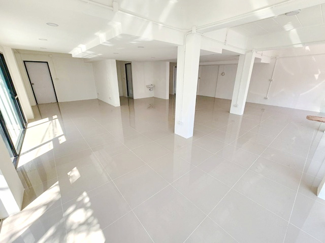 แฟชั่น 2.2กม. โชว์รูมด้านล่าง 402ตรม. ตลาดปัฐวิกรณ์2กม.ให้เช่า โรงแรม 4ชั้น  14แอร์ใหม่  5จอดรถ  นวมินทร์65-81  MRTบางกะปิ 2.8กม.