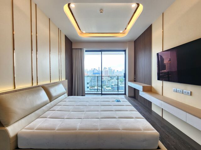 TELA Thonglo 3 Bedroom Condo with Stunning Unblocked View for Rent or Sale