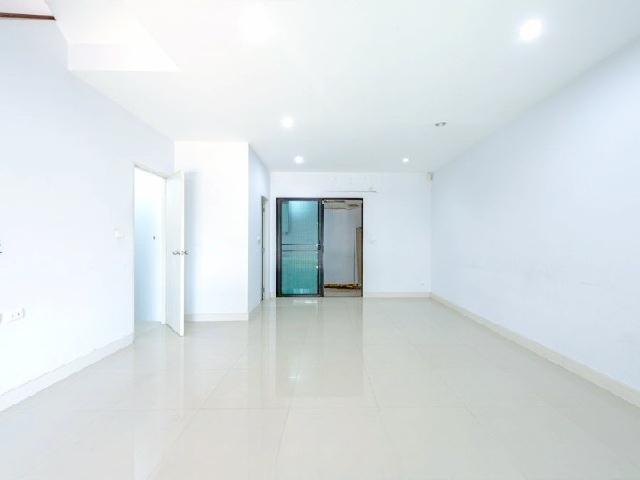 เมกะ บางนา 2.4กม.คู่ขนานกาญจนาภิเษก ม.รามคำแหง2 1.3 กม. ทาวน์โฮม 3ชั้น 3นอน 22ตร.วา. 252ตร.ม ประเวศ ตลาดนัมเบอร์วัน ราม 2 1.6 กม.  ไอฟีล