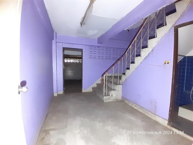 ขายอาคารพาณิชย์ 4 ชั้น ถ.รามอินทรา แขวงจรเข้บัว เขตบางกะปิ  กทม