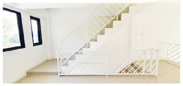 เช่าอาคารพาณิชย์ 4.5 ชั้น พิพิธภัณฑ์วิทยาศาสตร์แห่งชาติ คลองห้า ม.เทคโนโลยีราชมงคลธัญบุรี  4.5 กม. มีดาดฟ้า 20 ตร.วา.336.ม.. 3 นอน 3 น้ำ