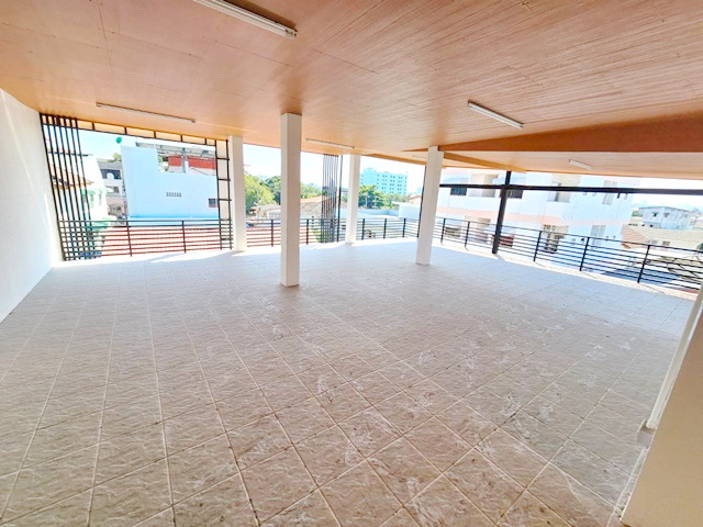 นวมินทร์65-81 MRTบางกะปิ 2.8กม. ตลาดปัฐวิกรณ์2กม. แฟชั่น 2.2กม. ให้เช่า อพาร์ทเม้นท์ 4ชั้น 14แอร์ใหม่ โชว์รูมด้านล่าง 770ตรม.  5จอดรถ