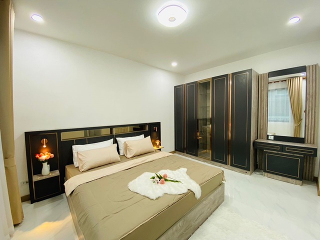 บ้านขนาดใหญ่ นอกหมู่บ้าน ตลาดนัมเบอร์วัน รามคำแหง 2 300 ม. ให้เช่า BTSบางนา 3.5 กม. ตลาดทุ่งเศรษฐี 800 ม. 60ตรว. 240ตรม