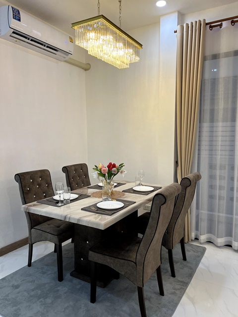 ตตลาดทุ่งเศรษฐี  800 ม. ประเวศ 62ตรว. 242ตรม ลาดนัมเบอร์วัน รามคำแหง 2 300 ม. บ้านขนาดใหญ่ นอกหมู่บ้าน ให้เช่า BTSบางนา 3.5 กม.