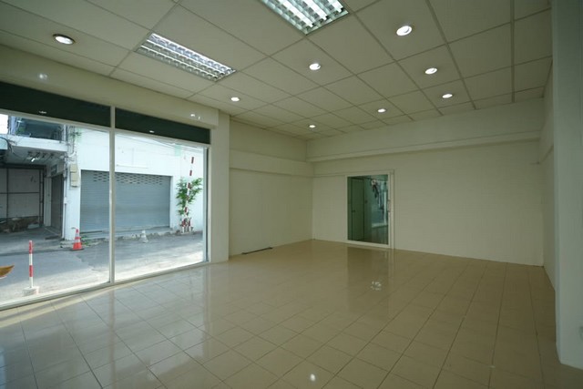 ให้เช่าอาคารพาณิชย์4ชั้น ลาดพร้าว-วังหิน ติดถนน ห้องมุม