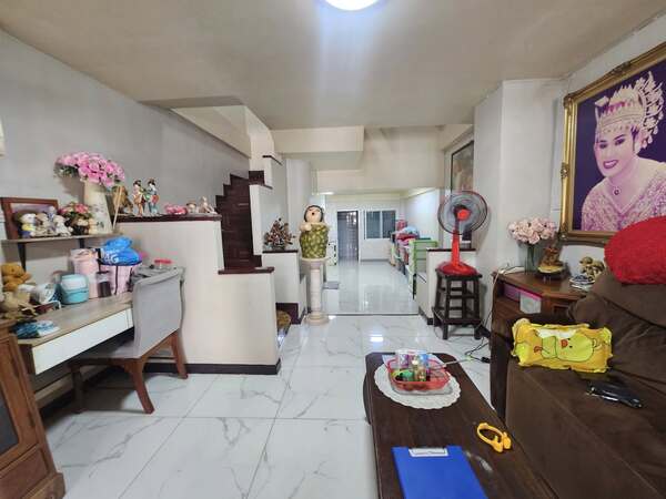 ราคาหลุดขายถูกมาก1,590,000 ทาวน์เฮ้าส์ 2ชั้น 20 ตร.ว. ซอยที่1ในหมู่บ้านลภาวัน 8 บางบัวทอง นนทบุรี