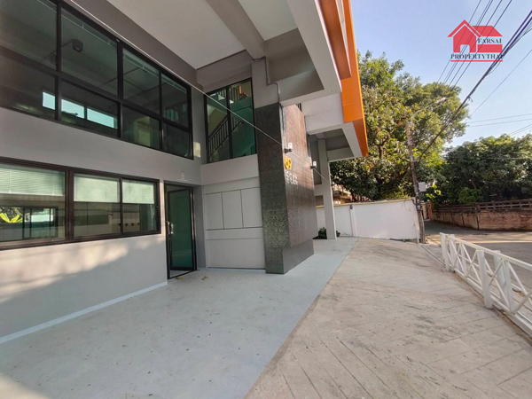 ให้เช่าบ้านโฮมออฟฟิศ 4ชั้นเนื้อที่ 90ตร.ว พื้นที่ใช้สอย 400ตร.ม 6ห้องนอน 6ห้องน้ำ จอดรถ10คัน ถนนรัชดา เขตจตุจักร ราคาเช่า 85,000 บ/ด