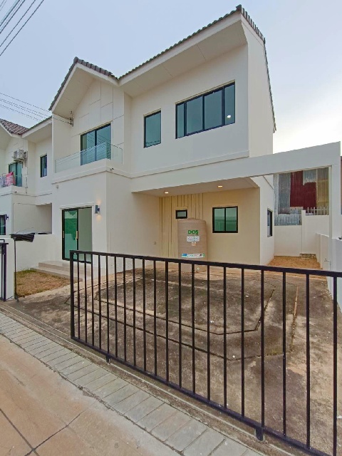 ปตท. อีสเทิร์นซีบอร์ด  ให้เช่าทาวน์เฮาส์ใหม่ 2ชั้น 29ตร.วา. 239 ตร.ม. 3 นอน BIG C 4.6กม. โลตัส บ่อวิน  Makro 4.9กม. 