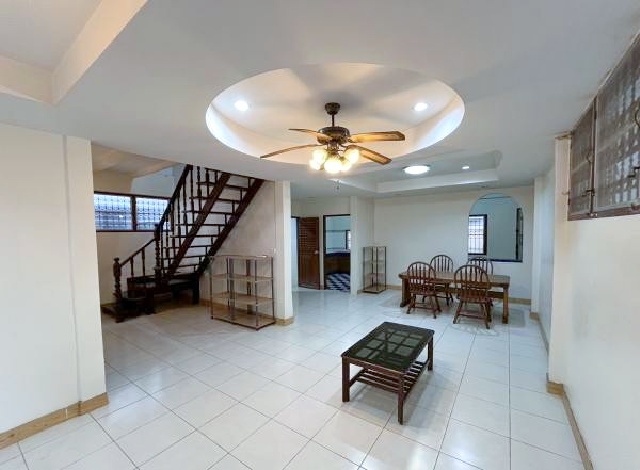 เสรีไทย 53-59 MRT สัมมากร 700ม ให้เช่าบ้านเดี่ยว 2 ชั้น บึ่งกุ่ม 51 ตร.วา. 202 ตร.ม.เฟอร์.4 นอน 2 น้ำ เดอะพาซิโอ ทาวน์ 1.5 กม.