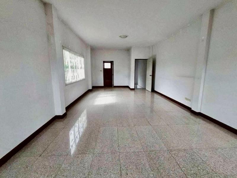 ขายด่วน! 2.99 ล้าน #โอกาสทองของนักลงทุนหรือเจ้าของธุรกิจ #โซนป่าแดด อาคารพาณิชย์ 3 ชั้น #ห้องริม ทำเลทอง ติดถนนวงแหวนรอบสอง