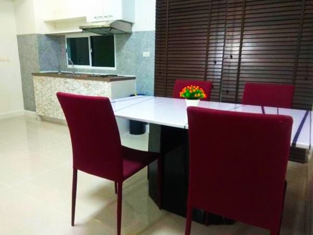 พระราม 9 MRT ศรีบูรพา 1.7กม.ทาวน์โฮม 3ชั้น ถ.รามคำแหง58-62 240ตร.ม.3นอน ตลาดบางกะปิ 2.4 กม. เข้าออกได้ 2 ทาง ทาวน์อเวนิว