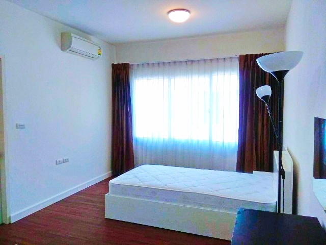 ถ.รามคำแหง58-62  พระราม 9 MRT ศรีบูรพา 1.7กม.ทาวน์โฮม 3ชั้น 240ตร.ม.3นอน ตลาดบางกะปิ 2.4 กม. เข้าออกได้ 2 ทาง ทาวน์อเวนิว