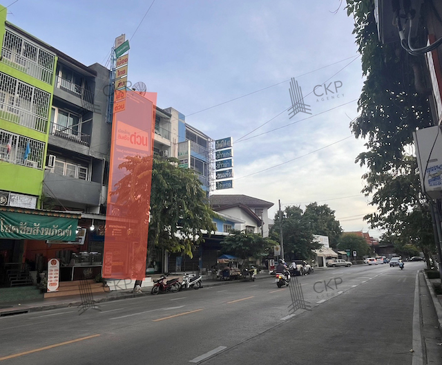 อาคารพาณิชย์ ย่านลาดพร้าว-โชคชัย 4 ทำเลดี ติดถนนหน้าวัดลาดพร้าว พร้อมมีรายได้จากผู้เช่าเดือนละไม่ต่ำกว่า 23,000 บาท ผู้เช่าต่อสัญญาทุกๆ 3 ปี