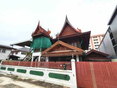 บ้านไม้สักทอง ชั้นบนทรงไทยทั้งหลัง !!! ขายบ้านเดี่ยว ครึ่งปูนไม้  เนื้อที่ 57 ตร.ว. ซอยแจ้งวัฒนะ-ปากเกร็ด 5  หลังที่ว่าการอำเภอ