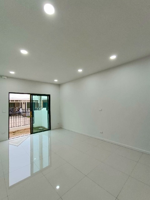 Makro 4.9กม.BIG C 4.6กม. โลตัส บ่อวิน  ปตท. อีสเทิร์นซีบอร์ด  ให้เช่าทาวน์เฮาส์ใหม่ 2ชั้น 28 ตร.วา. 230 ตร.ม. 3 นอน