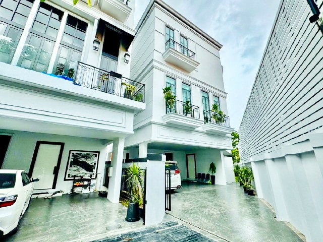 สุขุมวิท 63-69  Pool Villa ให้เช่าคฤหาสน์ดหรู 3ชั้น 64ตร.วา.414ตร.ม.BTS พระโขนง 400 ม. พร้อมเฟอร์ แอร์ ซ.สุขุมวิท 65-69 5 นอน 7 น้ำ  
