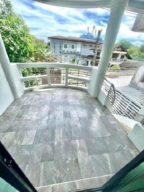 เซ็นทรัล รามอินทรา 500ม. BTSวัดพระศรีมหาธาตุ 1.2 กม.  MRT รามอินทรา3-7 336ม. ให้เช่าโฮมออฟฟิศ 4 ชั้น 4นอน  26ตร.วา. จดบริษัทได้