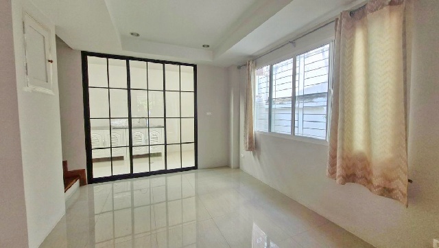 ถ.รัชดา MRTสุทธิสาร 1.8 กม. ให้เช่าทาวน์โฮม 3 ชั้นหลังมุม มีสนามหญ้าข้างบ้าน 20 ตร.วา.240 ตร.ม.นานาชาติ KIS2.9กม. 3นอน เดอะสตรีท 3.0 กม.