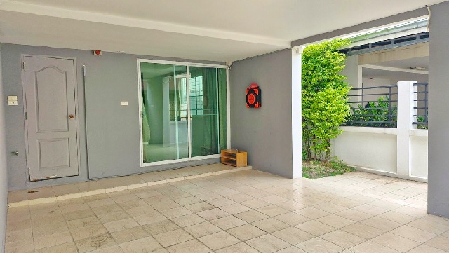 หลังมุม MRTสุทธิสาร 1.8 กม.เดอะสตรีท 3กม. ให้เช่าทาวน์โฮม 3 ชั้น มีสนามหญ้าข้างบ้าน ถ.รัชดา 22ตร.วา.242ตร.ม.นานาชาติ KIS2.9กม. 3นอน