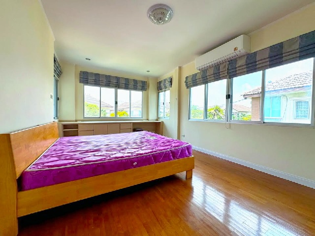 คอลเลจ 800 ม. ให้เช่าคฤหาสน์เดี่ยว 2ชั้น นานาชาติไบรท์ตัน 4นอน 250ตร.ม. MRTสัมมากร 1.8 กม.  63ตร.วา. เดอะพาซิโอ ทาวน์ 2 กม.  แอสคอต 1.2กม.