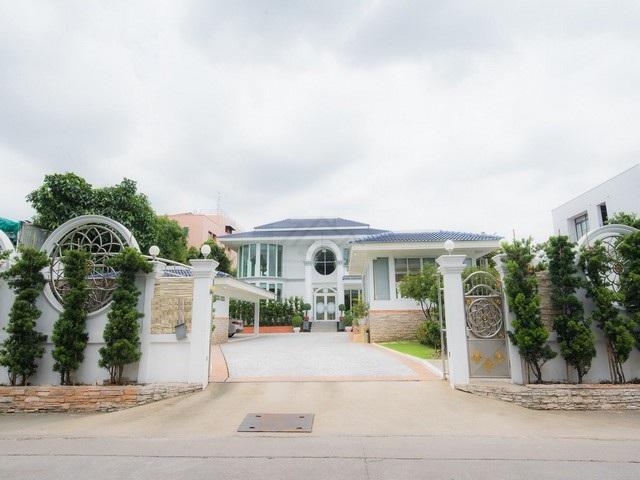 ขายบ้านเดี่ยวพูลวิลล่า 2 ชั้น 510 ตรว. ถนนพระราม 9 ซอย 39 พร้อมสระว่ายน้ำ ใกล้เดอะไนน์