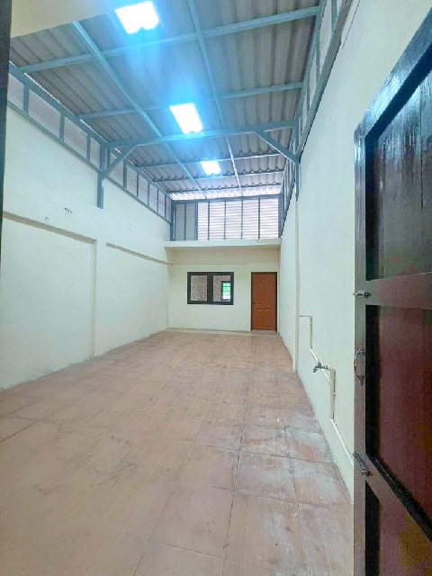 เดอะมอลล์ บางกะปิ 1.15กม. MRTบางกะปิ 1กม.อาคารพาณิชย์ 4ชั้น 18ตร.วา.280ตร.ม.ม.รัตนบัณฑิต 1.2 กม. 4นอน 4น้ำ ลาดพร้าว 126-132