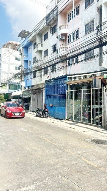 นานาชาติไทย-สิงคโปร์ 1.1 กม.MRT ศรีแบริ่ง 600ม.ให้เช่าอาคาร 4.5ชั้น รวมดาดฟ้า 352 ตร.ม.21 ตร.วา. 4นอน 4น้ำ  รพ.ศิครินทร์ 2.2 กม.