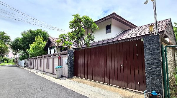 ขายบ้านเดี่ยว 2 ชั้น ซอยลาดพร้าว 42 ห่างจากรถไฟฟ้าเพียง 500 เมตร  