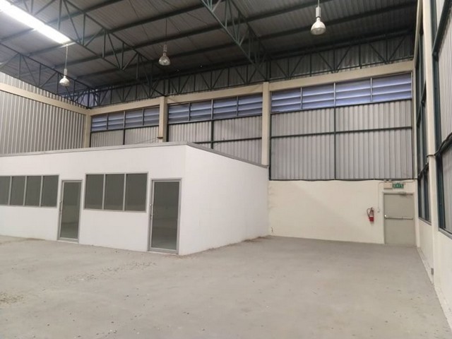 ให้เช่าโกดัง 450 ตารางเมตร ติดถนนเลียบมอเตอร์เวย์ บางพระ อำเภอศรีราชา