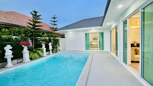 ขายบ้านเดี่ยวชั้นเดียว มีสระว่ายน้ำ มบ.รวิพรซิตี้โฮม 3นอน เนื้อที่ 76 ตรว มีเฟอร์ตกแต่ง พร้อมอยู่ หนองไม้แก่น หนองปรือ บางละมุง ชลบุรี