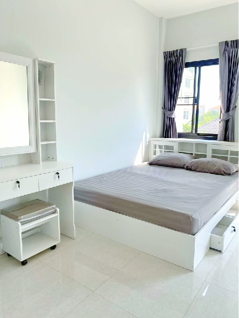 ลาดกระบัง 900ม. หลวงแพ่ง APLสุวรรณภูมิ 4กม. โลตัส  ให้เช่าบ้าน 1หลัง 18ตร.วา.  2 นอน 2 น้ำ สจล.4 กม.พร้อมเฟอร์ ตลาดหัวตะเข้ 1.7 กม.