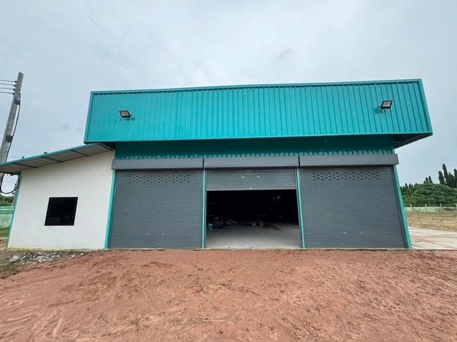 ให้เช่าโกดังสร้างใหม่ชลบุรี  ห่างจากถ.มอเตอร์เวย์สาย7ประมาณ 4 กม เนื้อที่รวม2.5ไร่  ขนาดโกดัง 367 ตรม.  อำเภอศรีราชาจังหวัดชลบุรี 