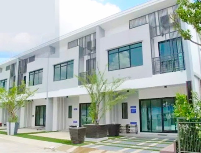 ตลาดเจโม ทาวน์เฮ้าส์หลังมุม 3 นอน 2 น้ำ 2 ชั้น รร.นานาชาติแพน-เอเชีย 2.7 กม. ตลาดนัมเบอร์วัน ราม2 ทุ่งเศรษฐี  พร้อมเฟอร์ 30 ตร.วา.240 ตร.ม.ก