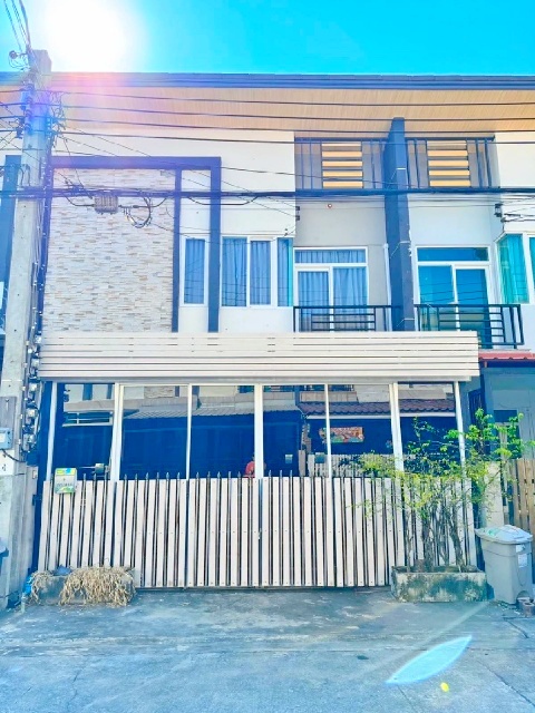 ตลาดน้ำขวัญเรียม 1.5 กม. MRT ราษฎร์พัฒนา 900ม.ให้เช่าทาวน์โฮม 2 ชั้น 22ตร.วา.172ตร.ม.นานาชาติฮีทฟิลด์ 3.3 กม. 4นอน  บางชัน  1.9 กม.