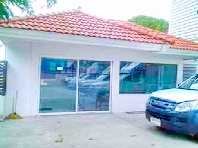 โกดัง พร้อมบ้านเดี่ยว MRT บางรักน้อย-ท่าอิฐ 1.4 กม. ห้องประชุม 800 ตร.ม.200 ตร.วา. ตลาดแยกบางพลู 4.3 กม. บิ๊กซีท่าอิฐ 2.6 กม.2 นอน 2 น้ำ