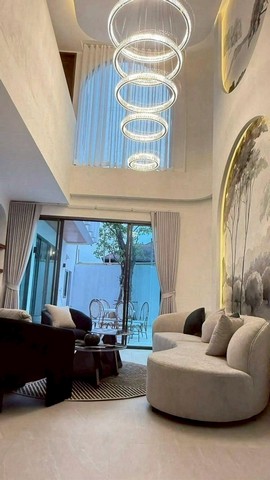 พูลวิลล่าหรู สไตล์โมเดิร์น วิวดอยสุเทพ ใกล้เซ็นทรัลเฟส