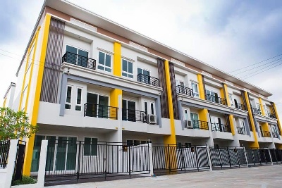 สนามบินสุวรรณภูมิ1กม. พระจอมเกล้าลาดกระบัง 1กม. ทาวน์โฮม 3ชั้น 25ตร.วา. 285ตร.ม. จัดเต็มเฟอร์ 4นอน APLลาดกระบัง 4.3กม รพ.จุฬารัตน์ 8 400ม.  