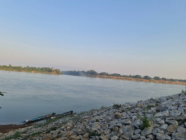 ซื้อไว้ดีมีไว้รวย อสิงห์หา  ที่ติดแม่น้ำโขง ต.กุดบง อ.โพนพิสัย จ.หนองคาย  หลังติดแม่น้ำโขง ไร่ละ 2ล้านบาท โทร 096-882-1857