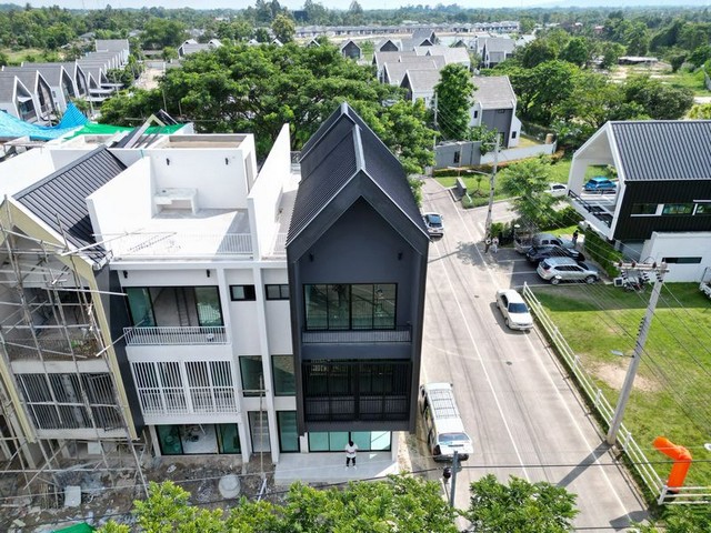 อาคารสร้างใหม่ 3 ชั้นครึ่ง ดีไซน์โดดเด่น ติดถนนใหญ่ โซนสันทราย 