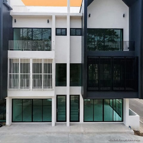 อาคารสร้างใหม่ 3 ชั้นครึ่ง ดีไซน์โดดเด่น ติดถนนใหญ่ โซนสันทราย