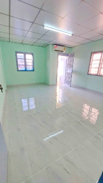 ทาวน์เฮาส์  2 ชั้นหัวมุม+ดาดฟ้า รีโนเวทใหม่ทั้งหลัง 220 ตร.ม. 27 ตร.วา.3 นอน 2 น้ำ  เงียบสงบ ทำเลดี ติดคอนโด เหมาะกับที่พักอาศัย ค้าขาย