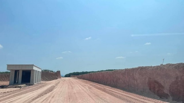 ขายที่ดินพื้นที่สีม่วงลายเขาคันทรงศรีราชาชลบุรีใกล้กับเขตบ่อวิน เนื้อที่ทั้งหมด 75-2-98.3 ไร่