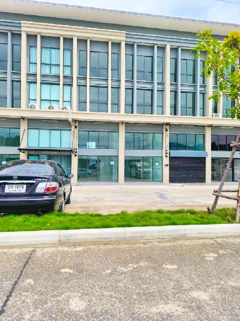 คลอง1 ถ.รังสิต-นครนายก ให้เช่าอาคารพาณิชย์ 3.5 ชั้น ฟิวเจอร์พาร์ครังสิต 2.1 กม.228ตร.ม.18 ตร.วา.เสนา  ม.รังสิต 6.1กม.3 นอน 3 น้ำ   อเวนิว