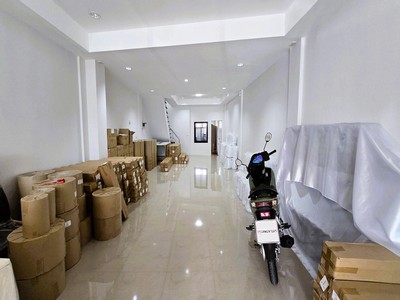 ขาย ตึก อาคารพาณิชย์ 3 ชั้น ริมถนน 28 ตร.ว. หน้าหมู่บ้าน ลัดดาวิลล์1 - 2 ติดถนน บ้านกล้วย - ไทรน้อย พิมลราช บางบัวทอง นนทบุรี จอดรถได้ 4 คัน