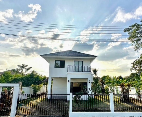 บ้านเดี่ยว 2 ชั้น สไตล์มินิมอล รีโนเวทใหม่ วิวสวย สันกำแพง