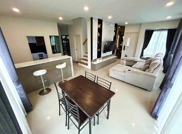 คฤหาสน์หรู 2 ชั้น จัดเต็มเฟอร์ ม.กรุงเทพ รังสิต 3.1กม.4นอน รังสิต-คลอง2 บงกช 31-37  MRT ม.กรุงเทพ 5.1 กม. 51 ตร.วา.204 ตร.ม. 