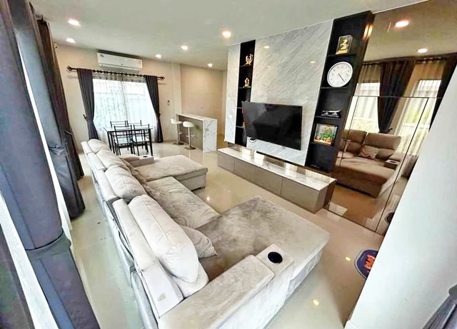 รังสิต-คลอง2 คฤหาสน์หรู 2 ชั้น จัดเต็มเฟอร์ ม.กรุงเทพ รังสิต 3กม.4นอน บงกช 31-37 MRT ม.กรุงเทพ 5.1กม. 52ตร.วา.202ตร.ม.