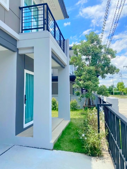 เซ็นทรัล ฉะเชิงเทรา 2.1 กม.ให้เช่าบ้านเดี่ยว 2 ชั้น 160 ตร.ม.40 ตร.วา.ติดถนนใหญ่  แยกสิริโสธร  จัดเต็มเฟอร์ 3 นอน3 น้ำ 