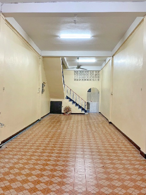 สุขสวัสดิ์15-21 BTSตลาดพลู 4.1 กม. อาคาร3 ชั้น 19 ตร.วา.230 ตร.ม.6 นอน 1 น้ำ ม.เทคโนโลยีพระจอมเกล้าธนบุรี 3.4 กม.แหล่งชุมชน ช็อปปิ้ง 